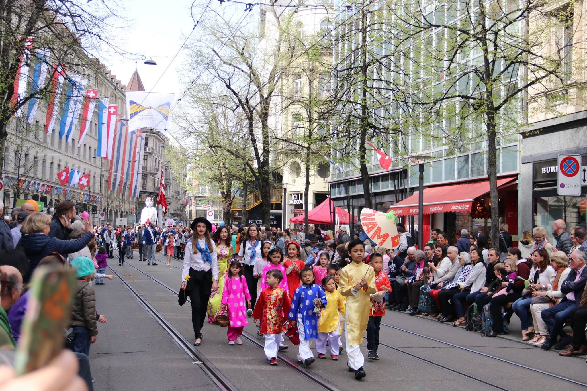Bình Minh children in Áo Dài at the Zürich children's parade