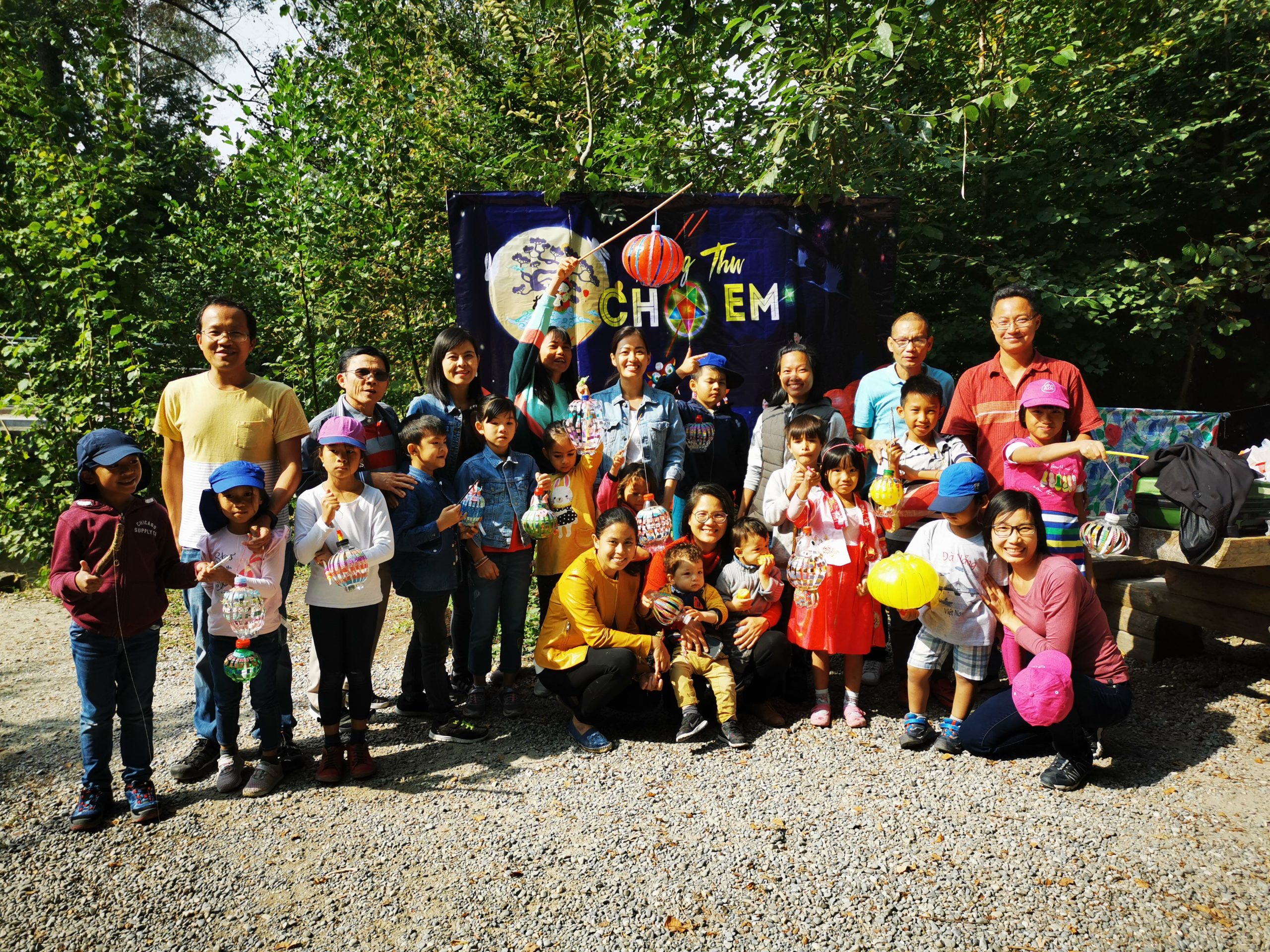 Bình Minh children with lanterns at the Mid-Autumn festival